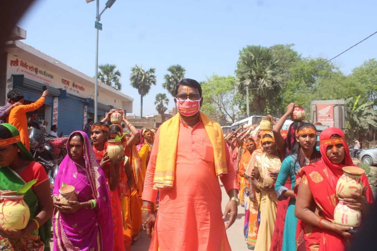 Gaya News: पाई बिगहा में कलश यात्रा के साथ नवाह्न परायण यज्ञ का शुभारंभ, चहुंओर गूंजे जयकारे