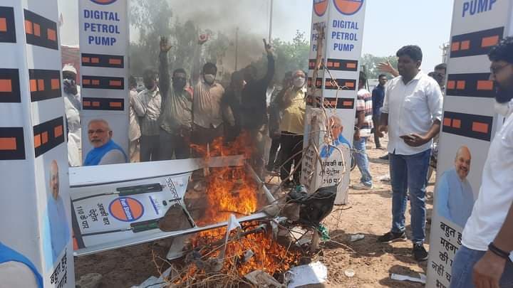 Petrol Diesel Price Hike: विरोध का अनोखा तरीका, राजस्थान में 'पेट्रोल पंप' फूंक डाला