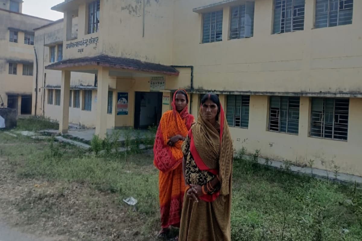 गढ़वा : PHC के दो कर्मी लापरवाह, स्वास्थ्य सेवा भगवान भरोसे