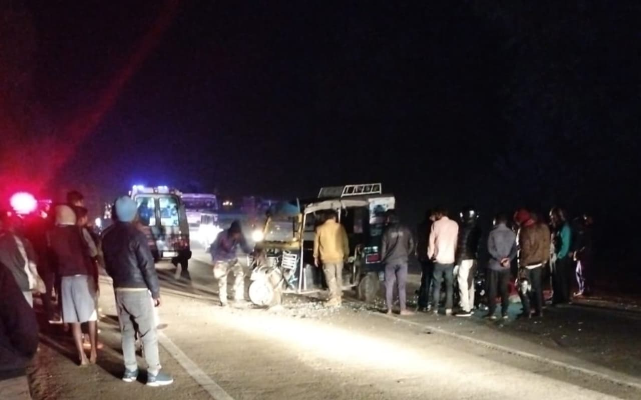 बोकारो : ऑटो तथा बाइक की टक्कर में दो लोग घायल