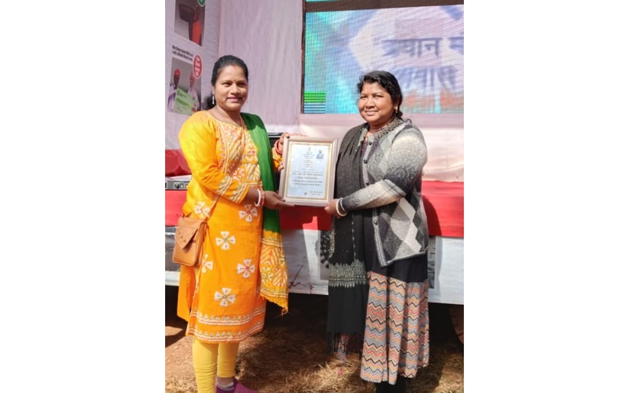 चाईबासा : महिलाओं ने 2047 तक आत्मनिर्भर राष्ट्र बनाने की शपथ ली