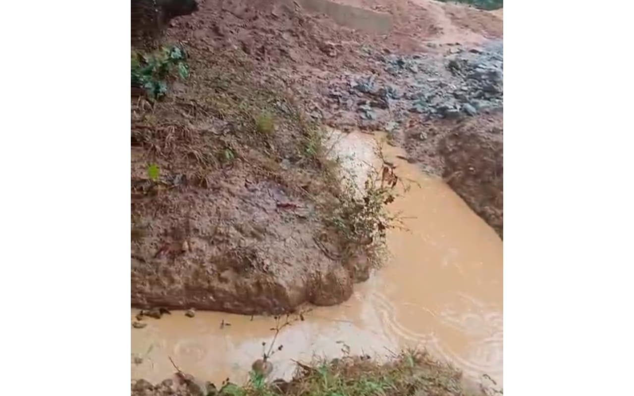 हजारीबाग : डायवर्सन नहीं बनने से आवागमन बाधित, दो दिन की बारिश से सड़क पर भर गया है पानी