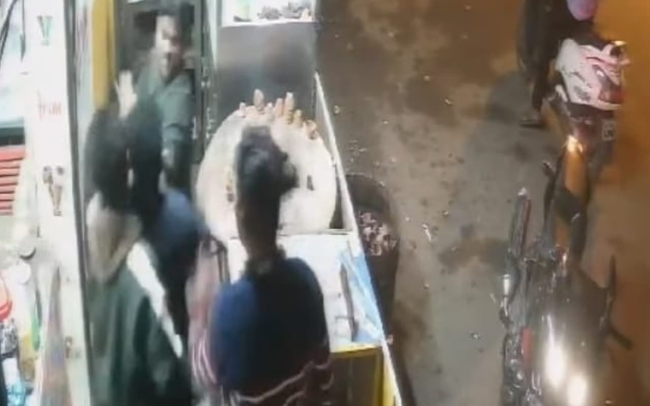 गिरिडीह : दुकान में घुस कर मारपीट व रुपये छीनने का आरोप