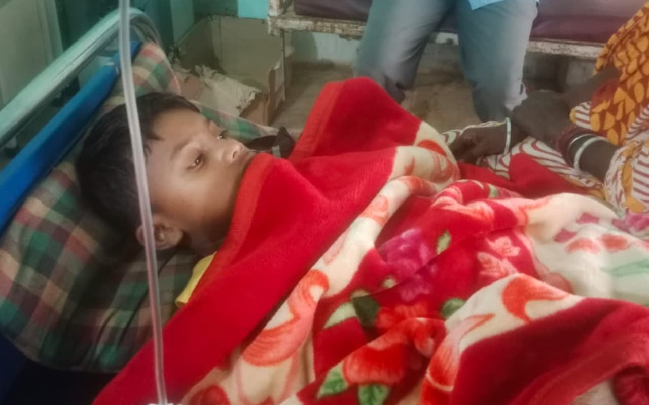 पूर्वी सिंहभूम : वायरल फीवर से स्कूल में बेहोश हुआ छात्र, अस्पताल में भर्ती