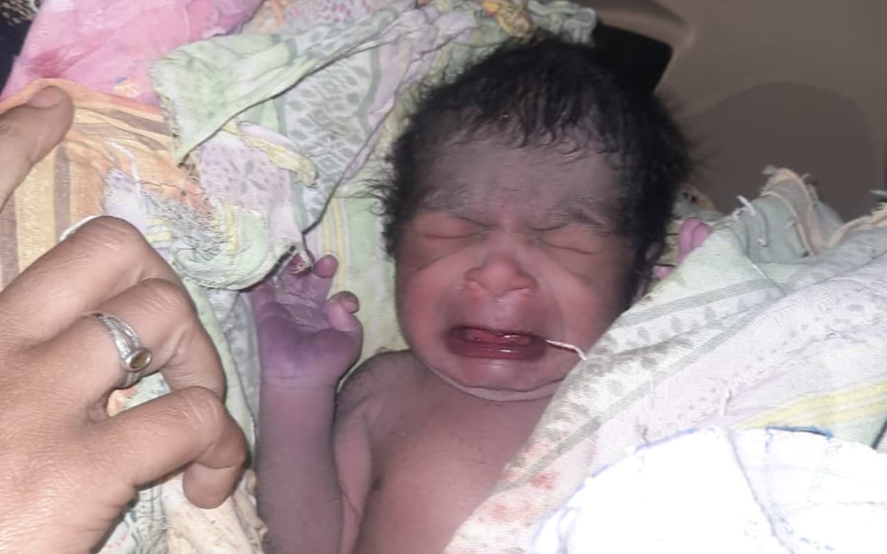 बोकारो : कड़ाके की ठंड में एक दिन के नवजात को झाड़ियों में फेंका