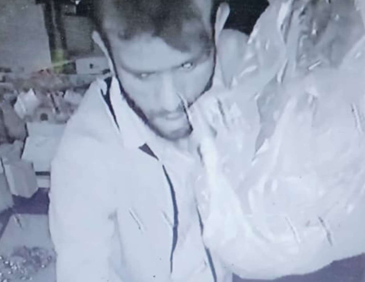 धनबाद : भूली के हार्डवेयर दुकान में हजारों की चोरी, सीसीटीवी में फोटो कैद