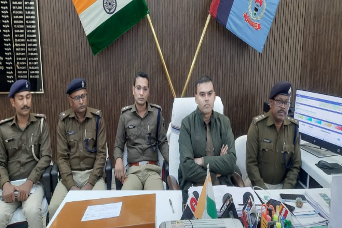 सिमडेगा : PLFI के दो उग्रवादी हथियार के साथ गिरफ्तार, पोकलेन जलाने की घटना में थे शामिल