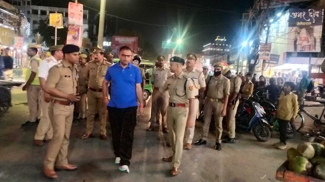 Gorakhpur News: जाम के झाम का जायजा लेने सड़क पर उतरे एडीजी... पुलिसकर्मियों को दिए जरूरी निर्देश