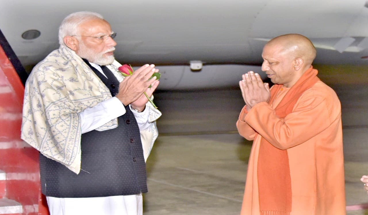 PM Modi Varanasi Visit: पीएम मोदी पहुंचे वाराणसी, 14 हजार करोड़ की परियोजनाओं का करेंगे लोकार्पण और शिलान्यास