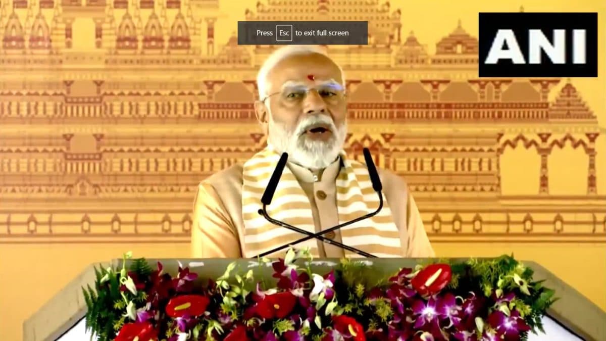 PM Modi Varanasi Visit: पीएम मोदी बोले संत रविदास के संदेशों को अपनाकर भारत विकास के पथ पर, मूर्ति का किया अनावरण
