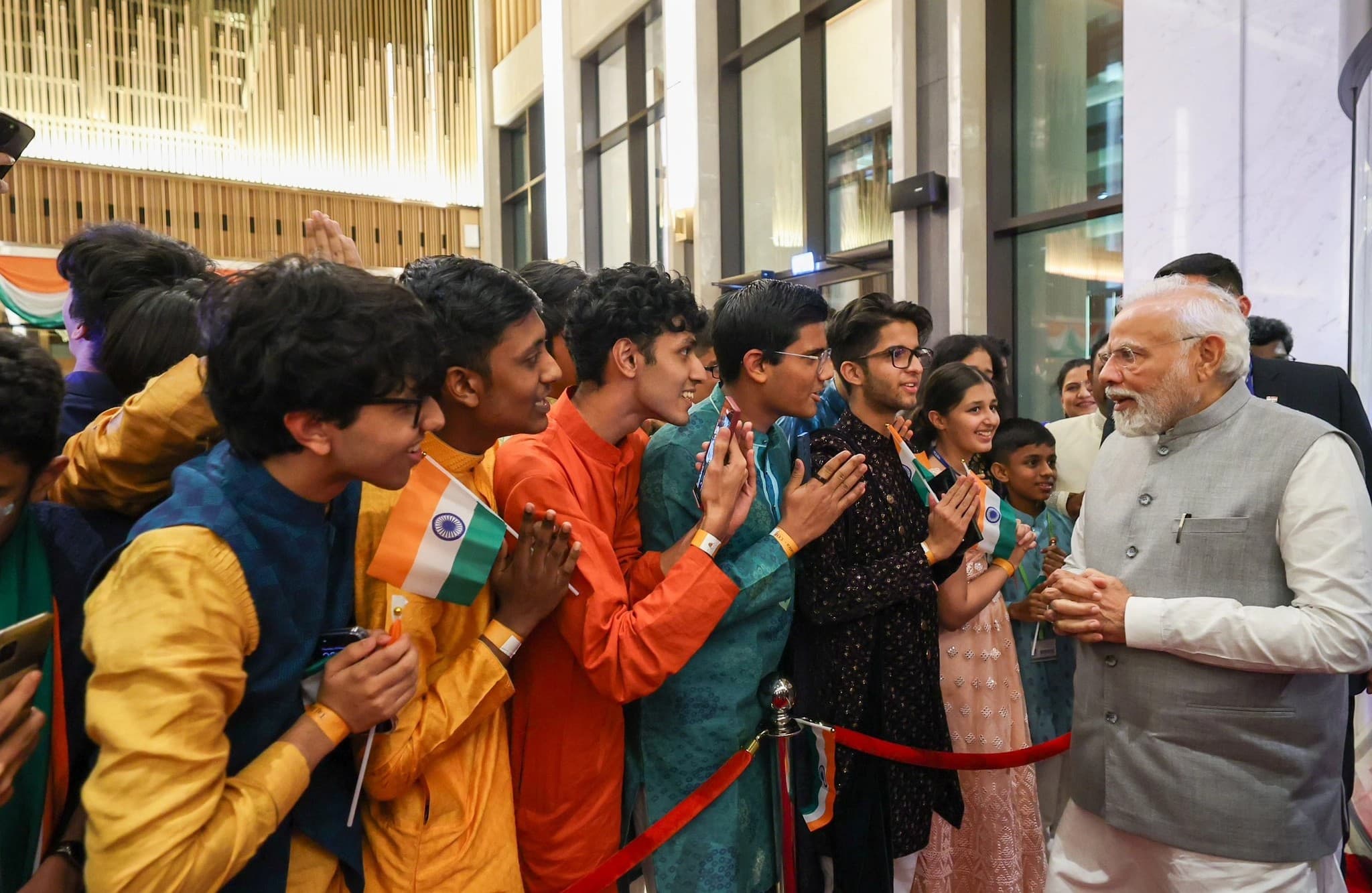 अबकी बार मोदी सरकार! यूएइ में भी पीएम मोदी लोगों की पहली पसंद, देखें वीडियो