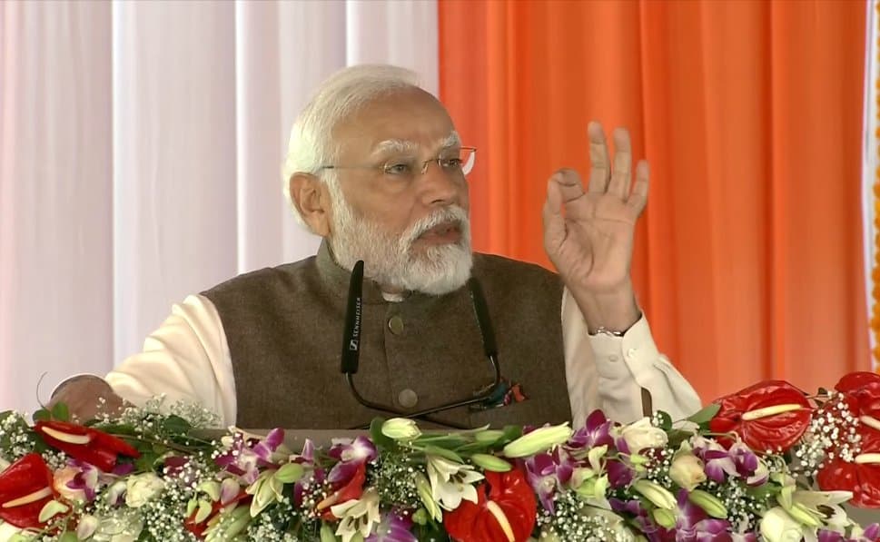 PM Modi at Varanasi: पीएम मोदी ने किया 180 फीट ऊंचे स्वर्वेद महामंदिर का उद्घाटन, बोले-यह योग ज्ञान का तीर्थ