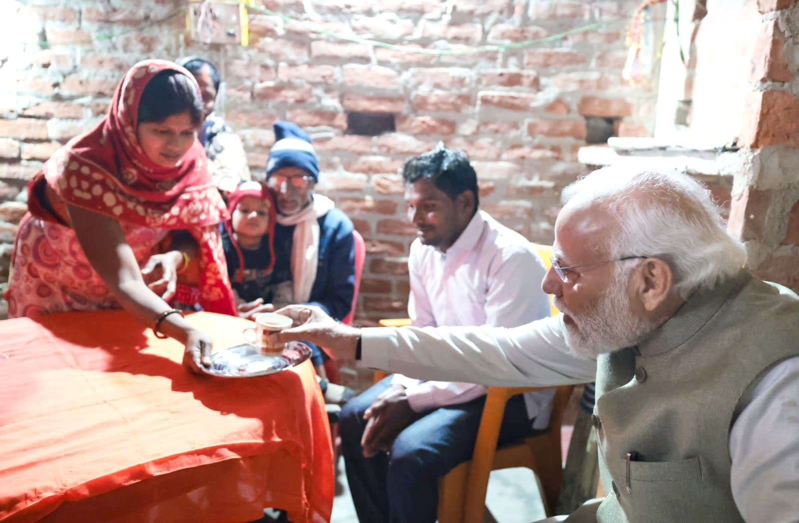 Ayodhya: पीएम मोदी क्यों पहुंचे निषाद परिवार के घर? जानिए कौन हैं मीरा मांझी