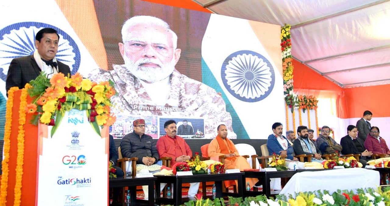 पीएम मोदी ने सबसे बड़े रिवर क्रूज को दिखाई हरी झंडी,  वाराणसी में गंगा किनारे टेंट सिटी का लोकार्पण