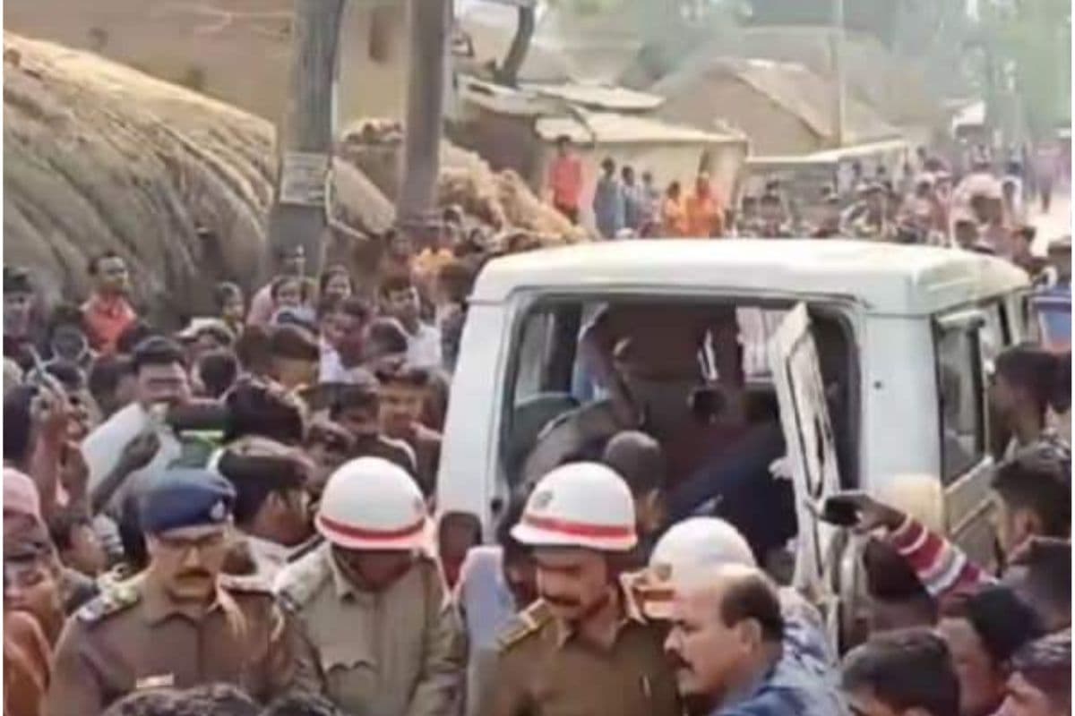 WB News : भातार में बेकाबू यात्री बस की चपेट में आ कर राहगीर की मौत, ग्रामीणों का चक्काजाम