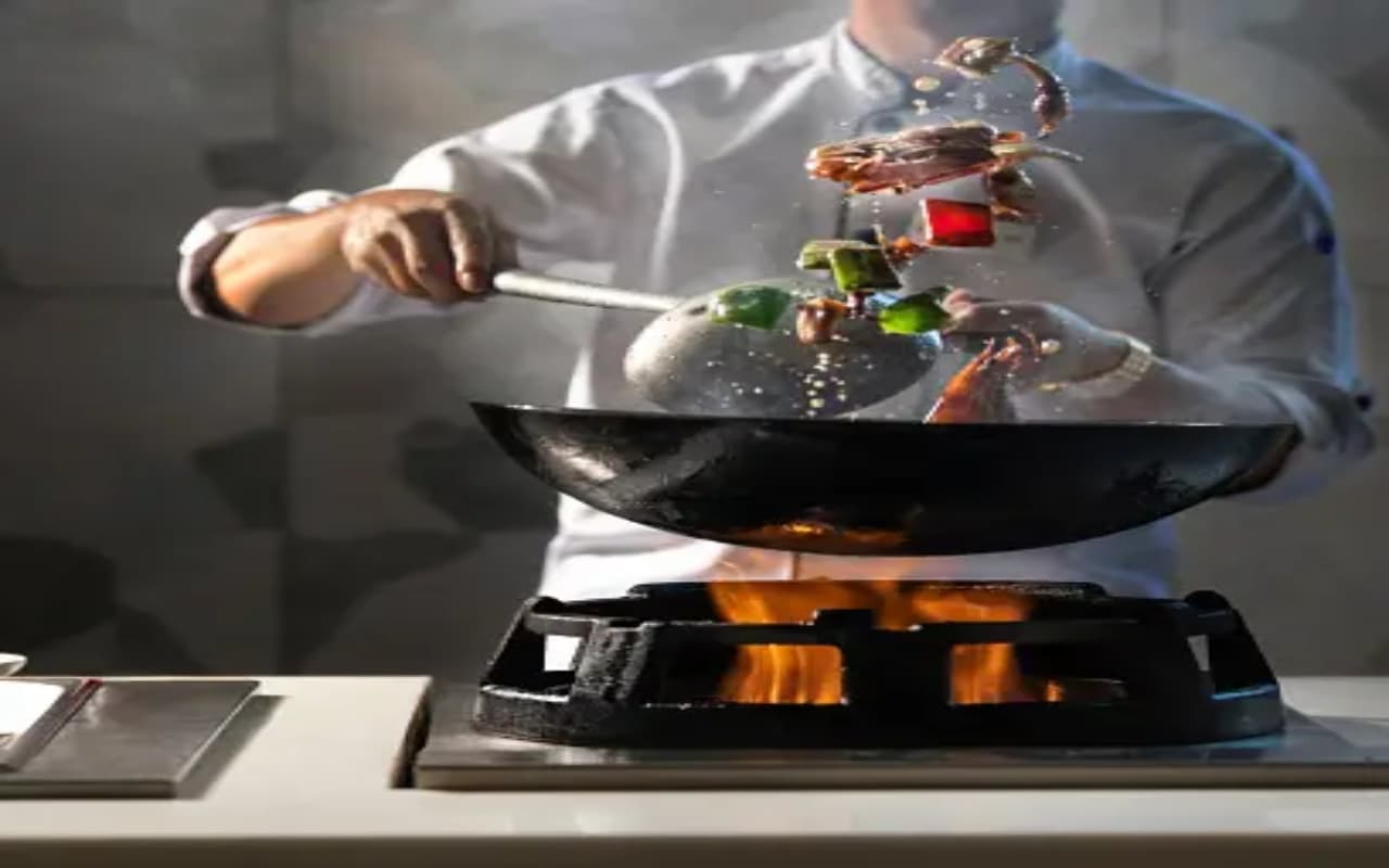 जायकों के बाजार में किस चीज का लग रहा छौंका, नाम बिक रहा या खाने का स्वाद  ?