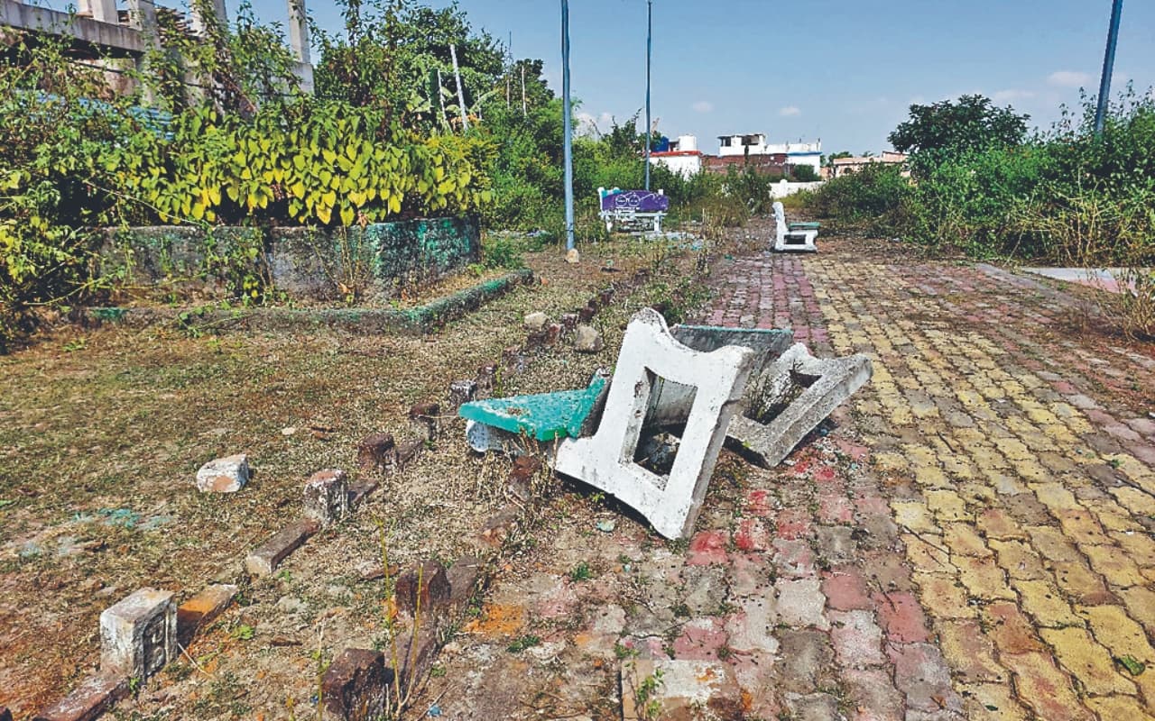 साहिबगंज : एक करोड़ की लागत से बने पार्क की बदहाली देख लौट आते हैं अभिभावक और बच्चे