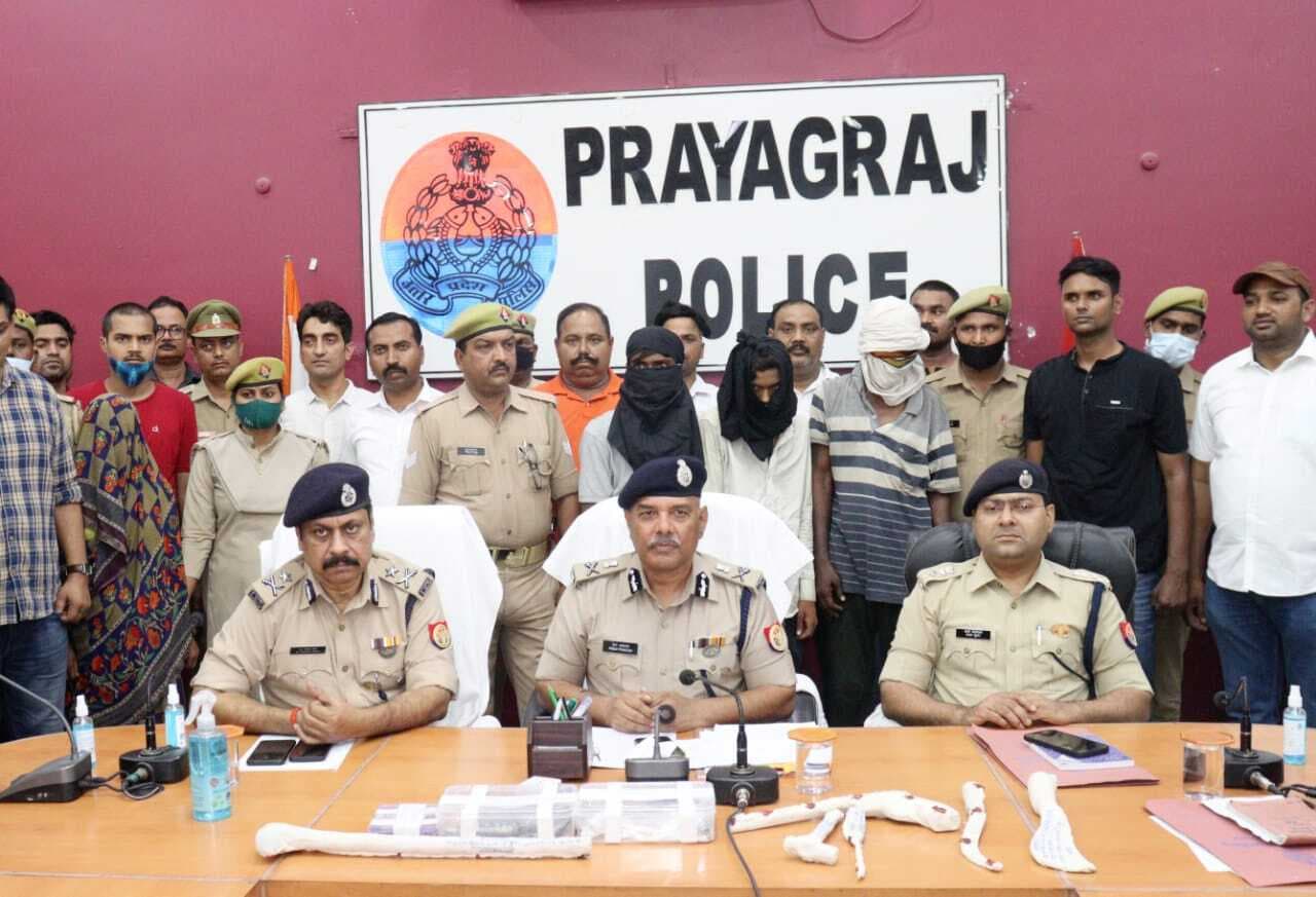 प्रयागराज में सामूहिक हत्याकांड में गिरफ्तार डकैतों की दरिंदगी की कहानी, लाशों के साथ करते थे रेप