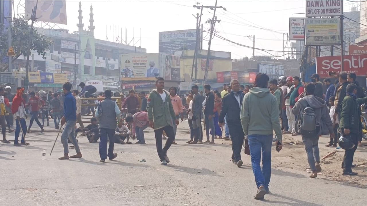 बिहार: सामूहिक दुष्कर्म कांड के बाद स्थानीय लोग आक्रोशित, सड़क जाम कर किया प्रदर्शन