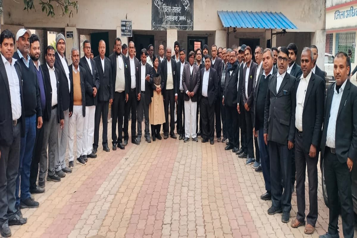 लातेहार में वाहन जांच के नाम पर पुलिस की बर्बरता के खिलाफ आंदोलन शुरू