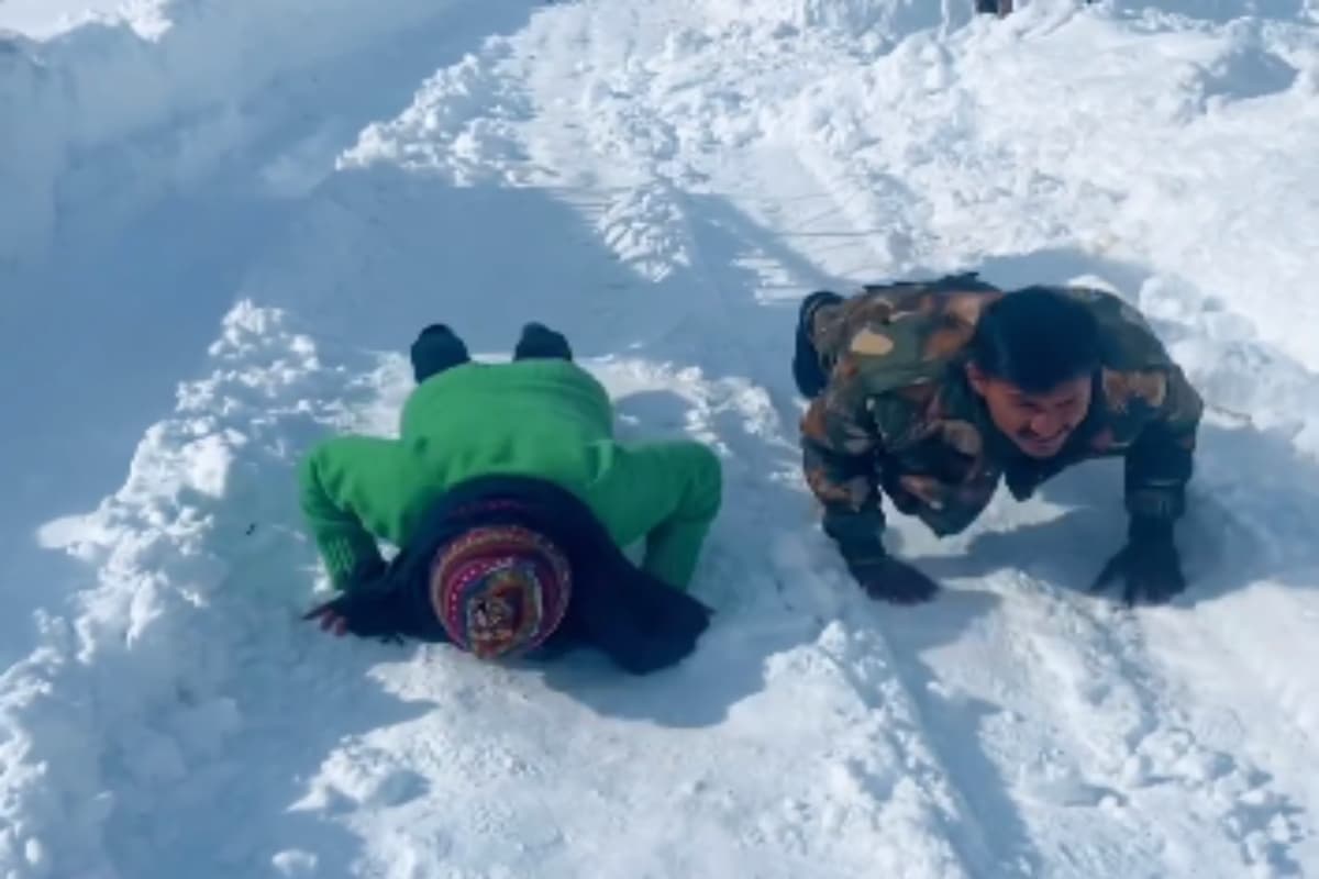 Zero Degree से नीचे तापमान में महिला ने आर्मी जवान के साथ किया पुशअप्स, देखें वायरल वीडियो