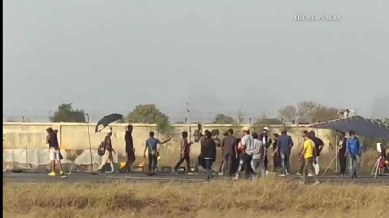 अलीगढ़ धनीपुर हवाई पट्टी पर जॉन अब्राहम की स्ट्राइक, फिल्‍म अटैक देखकर दर्शक भी हुए रोमांचित