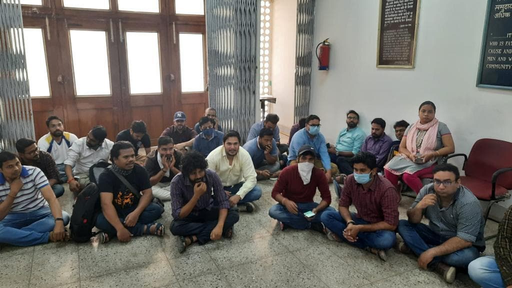 Varanasi News: IIT-BHU में छात्रों को 6 महीने से नहीं मिला मेंटेनेंस अलाउंस, डायरेक्टर ऑफिस में धरना शुरू