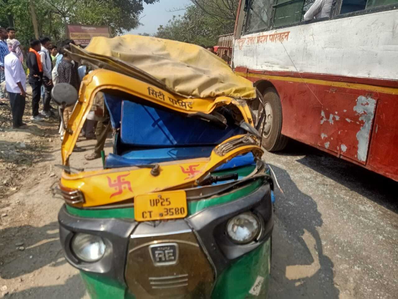 बरेली में सड़क हादसों में पिता-पुत्र और दो भाइयों समेत आठ की मौत, त्योहार पर घरों में मातम