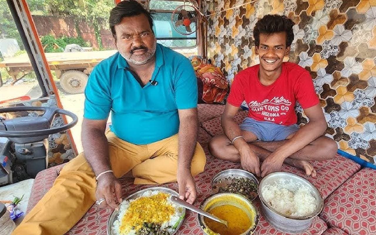 Truck Driver Videos:सिर्फ ट्रक ड्राइविंग नहीं, बल्कि इनके मजेदार फूड व्लॉगिंग के भी Videos भी हो रहे हैं Viral