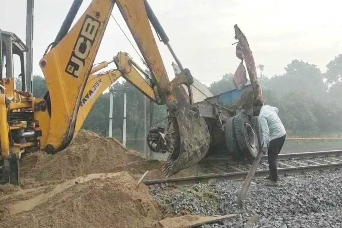 झारखंड: राधिकापुर एक्सप्रेस की ट्रक से टक्कर, इंजन व दो कोच क्षतिग्रस्त, फरक्का-हावड़ा मेन लाइन 13 घंटे बाधित