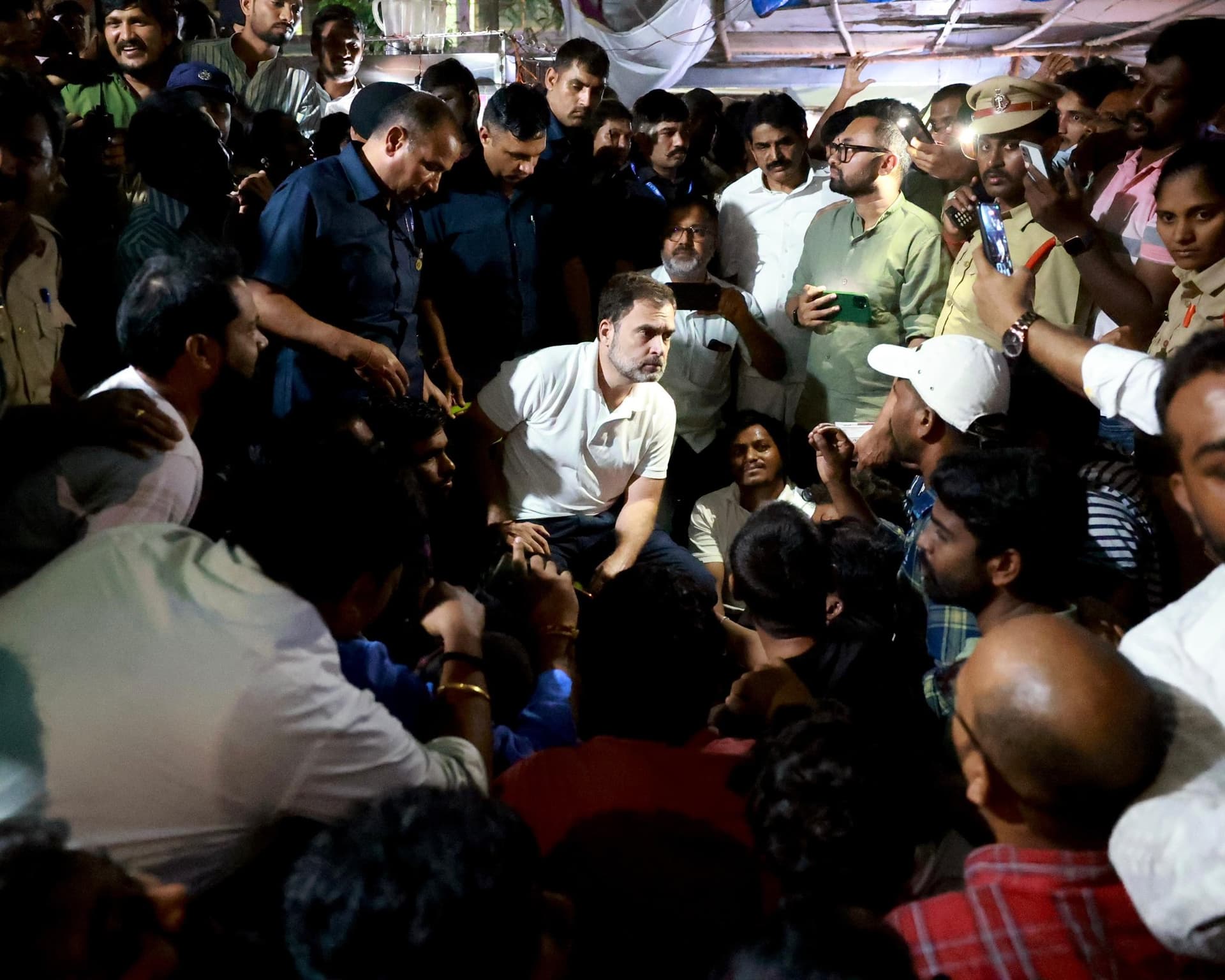 स्कूटी और बस के बाद अब राहुल गांधी हुए ऑटो पर सवार, देखें वीडियो