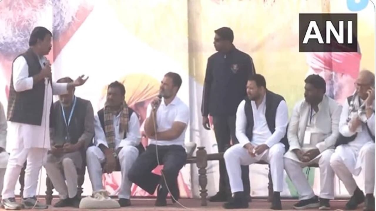 बिहार में किसान चौपाल का आयोजन, राहुल गांधी और तेजस्वी यादव ने खाट पर बैठकर सुनी अन्नदाताओं की समस्या