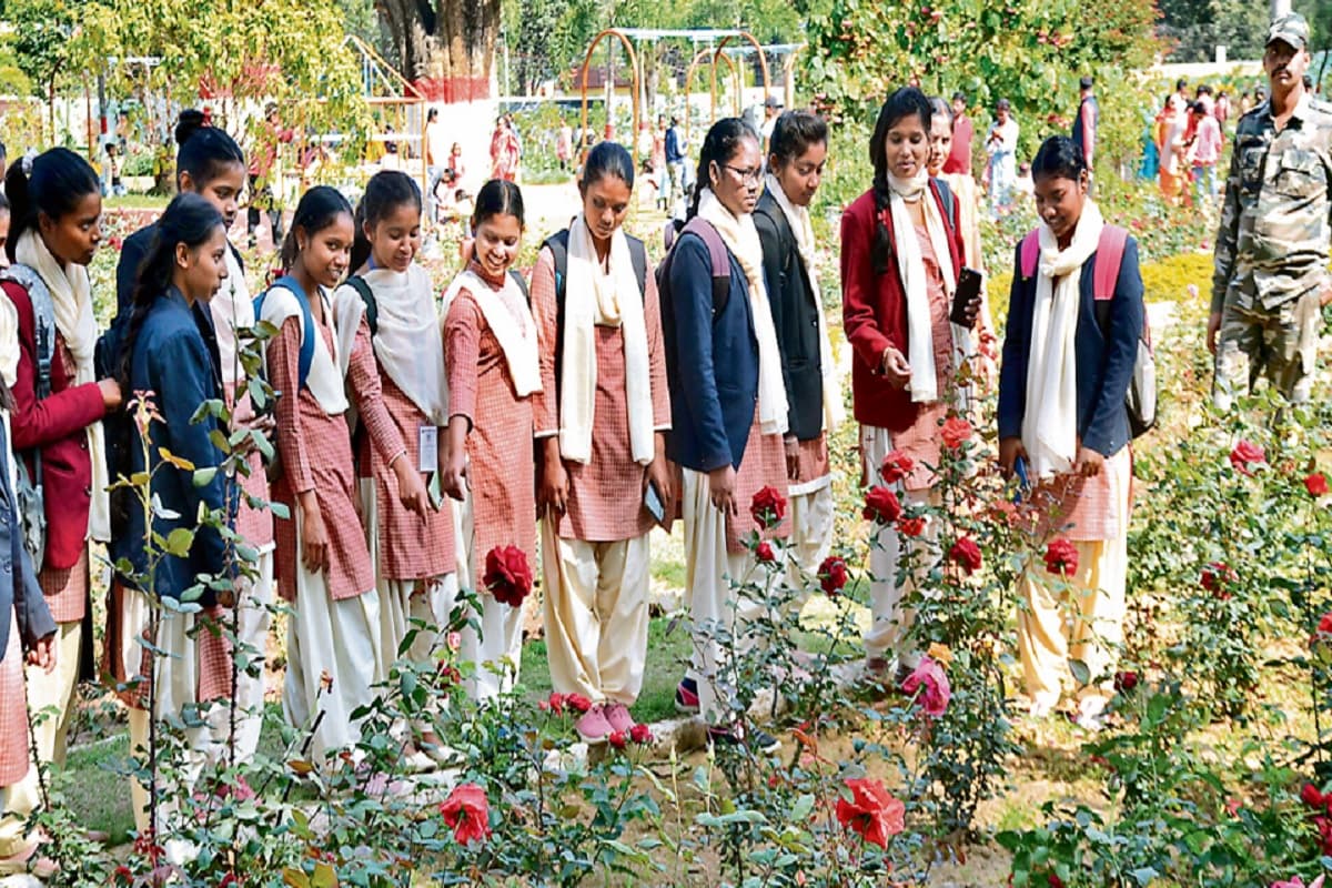 राजभवन उद्यान में प्रवेश के लिए लोगों की लग रही लंबी लाइन, ये चीजें बनीं आकर्षण का केंद्र