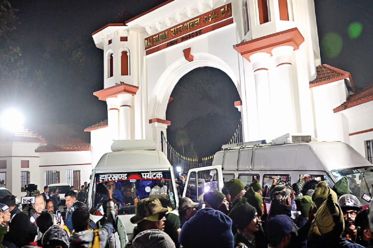 जनजाति सुरक्षा मंच की रांची जिला इकाई ने किया राजभवन के समक्ष प्रदर्शन किया