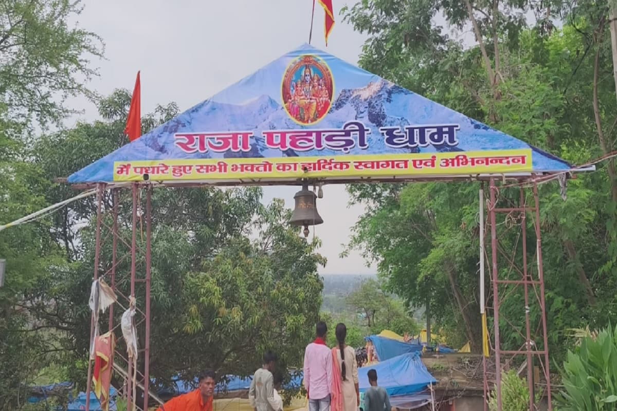 गढ़वा का राजा पहाड़ी पर्यटकों को कर रहा आकर्षित, नये साल पर लगती है लोगों की भीड़