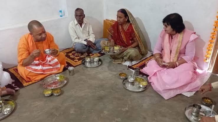 UP: सीएम योगी पहुंचे अयोध्या, रामलला के दर्शन के बाद बसंती के घर खाया दोपहर का खाना UP: सीएम योगी पहुंचे अयोध्या, रामलला के दर्शन के बाद बसंती के घर खाया दोपहर का खाना