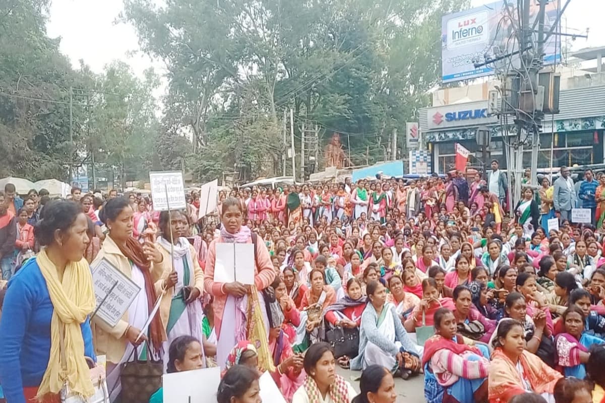 झारखंड: अनुबंधकर्मियों का राजभवन के समक्ष विरोध प्रदर्शन, हेमंत सोरेन सरकार से की ये मांग