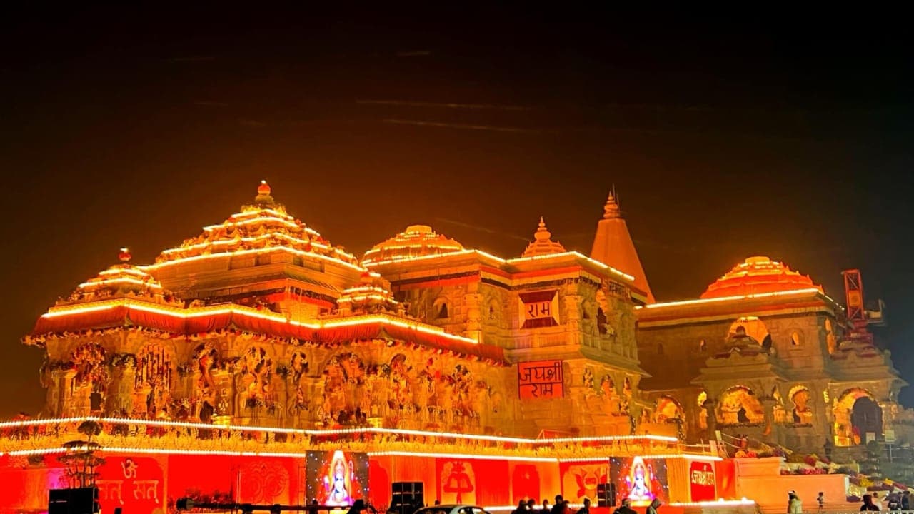 Ram Mandir Pran Pratishtha: सूर्य सी दमक रही श्रीराम की नगरी, मंदिर और अयोध्या फूलों से सजा, देखें फोटो
