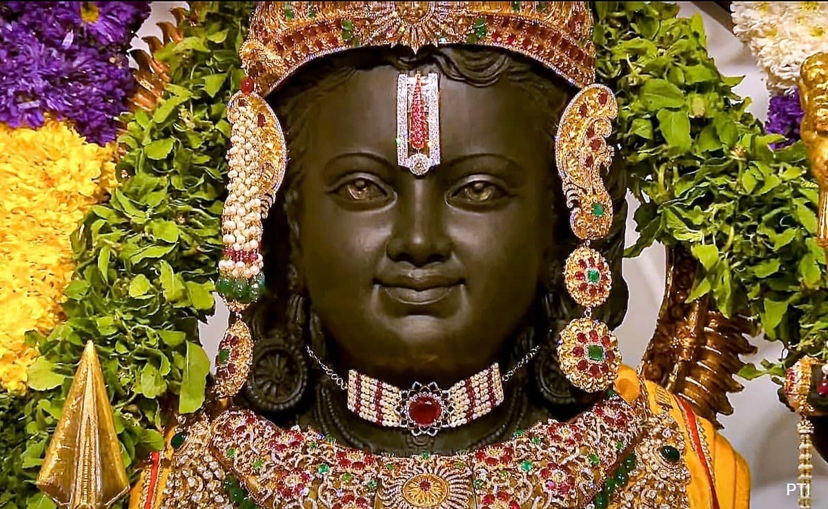 Ayodhya Ram Mandir : रामलला के पुजारियों की संख्या 3 गुना बढ़ाई गई, दो शिफ्ट में पुजारी दे रहे हैं सेवा