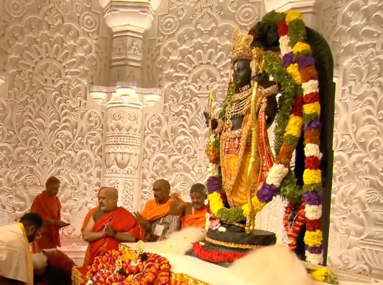 Shri Ram Pran Pratishtha: प्राण प्रतिष्ठा के साथ भगवान श्रीराम विराजे गर्भगृह में, मन मोह रही मुस्कान