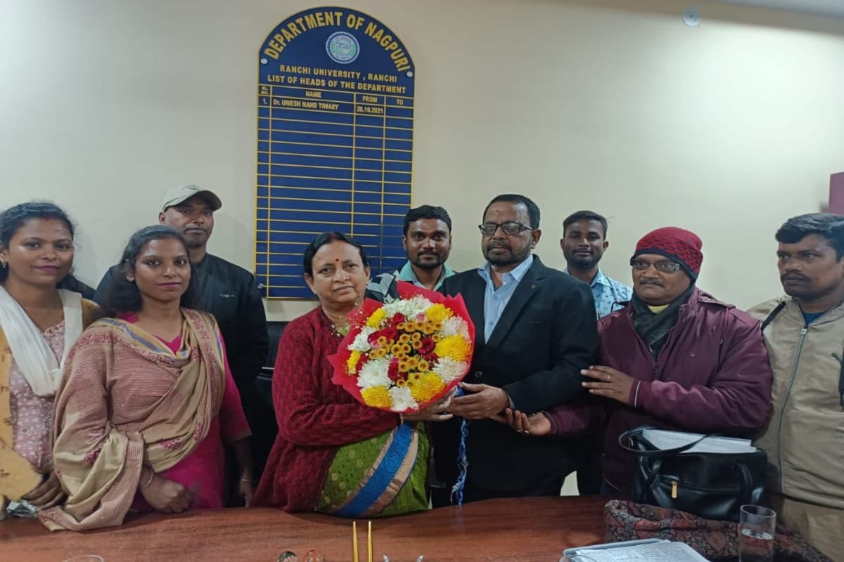 झारखंड: स्नातकोत्तर नागपुरी विभाग की नयी एचओडी डॉ सविता केशरी का स्वागत, बोलीं-अपने कार्यों में बरतें ईमानदारी