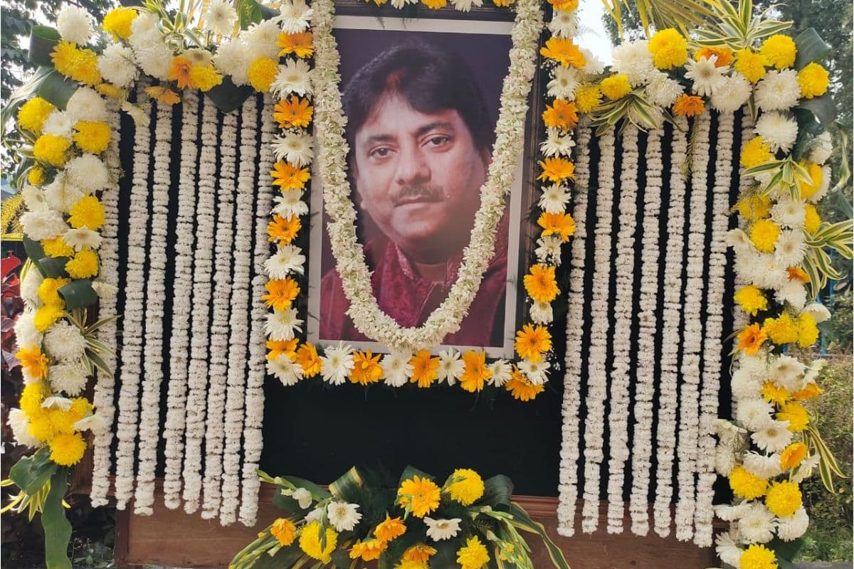 Photos : गन सैल्यूट के साथ ममता बनर्जी सहित कई प्रशंसकों ने उस्ताद राशिद खान को दी अंतिम विदाई