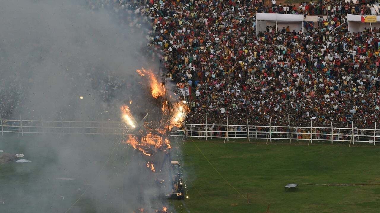 पटना में जला बुराई का प्रतीक रावण, सीएम नीतीश कुमार ने चलायी तीर, देखें फोटो