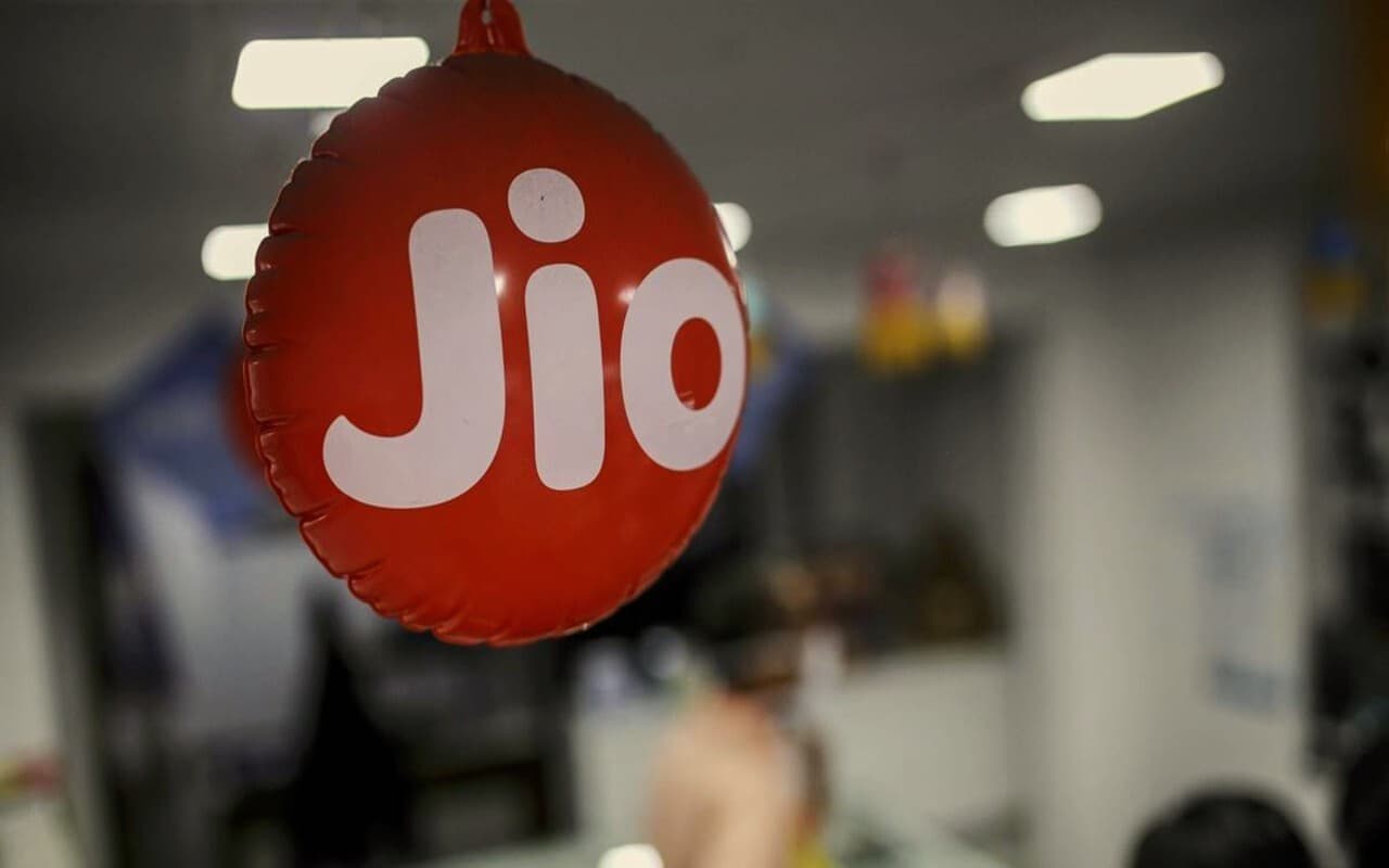 Jio Recharge आज से हो गया महंगा, जानिए कितना बढ़ा आपकी जेब पर बोझ