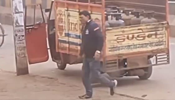 RINKU SINGH के पिता का एलपीजी सिलेंडर डिलीवरी करते हुए वीडियो वायरल, देखें