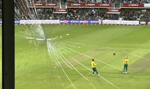 IND VS SA: रिंकू सिंह के छक्के से चूर-चूर हुआ मीडिया बॉक्स का कांच, बाल-बाल बचे कॉमेंटेटर