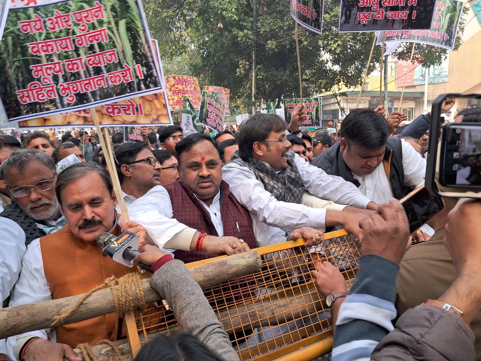 रालोद ने की गन्ना मूल्य घोषित करने की मांग, सीएम आवास किया कूच, पुलिस ने रोका