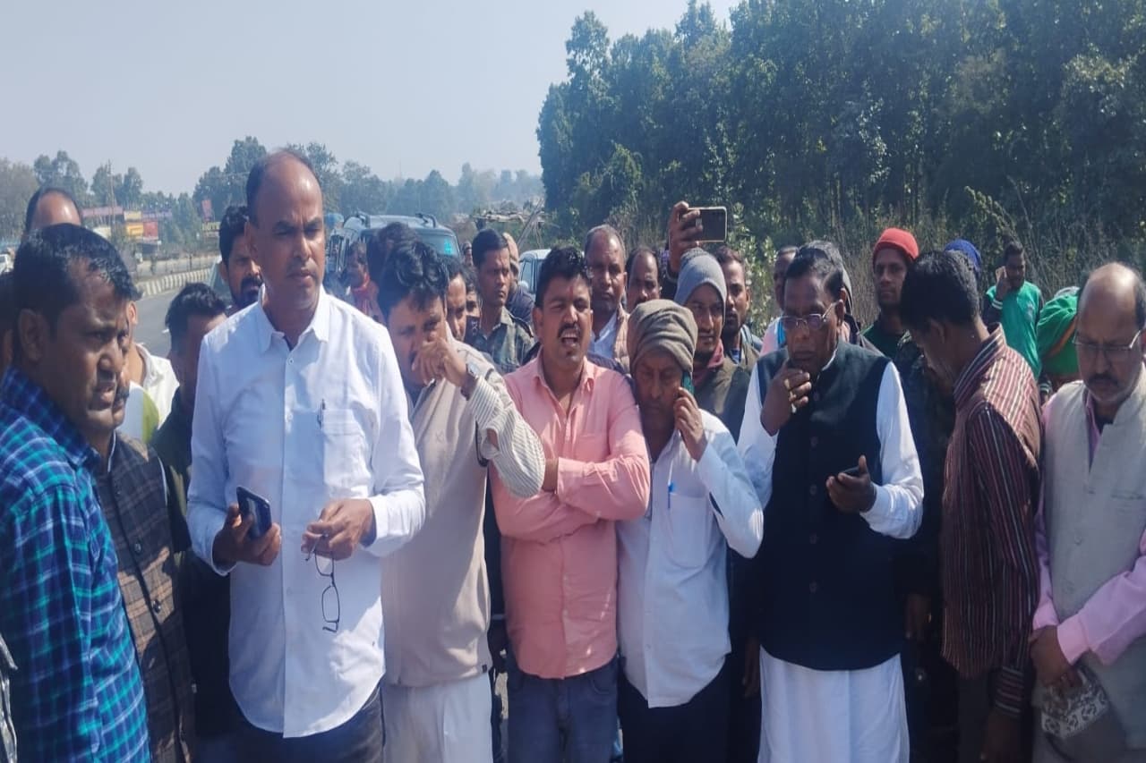 झारखंड: सड़क हादसे में बाइक सवार दो युवकों की मौत, ग्रामीणों में आक्रोश, रोड जाम कर किया विरोध प्रदर्शन