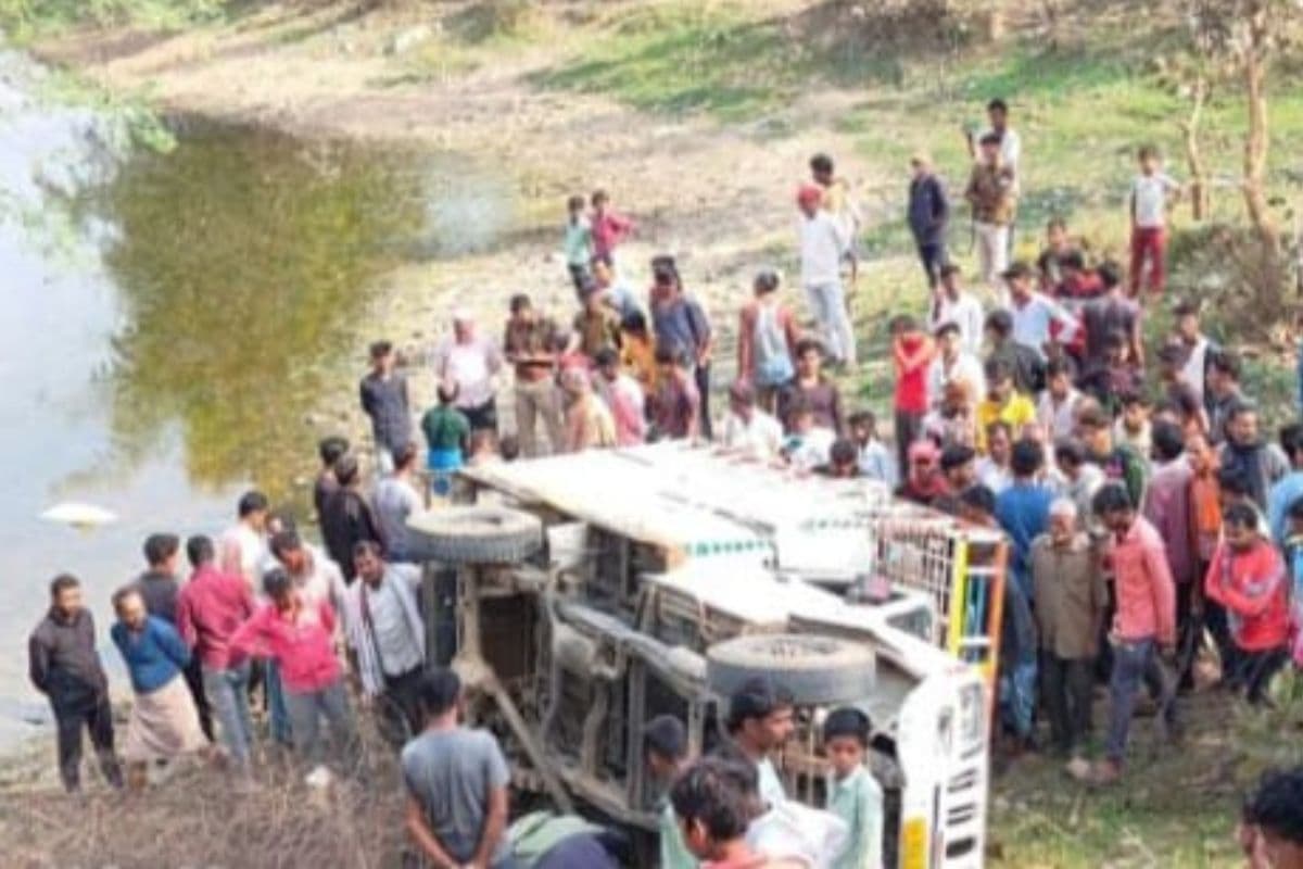 झारखंड: गढ़वा में पिकअप वैन के खाई में पलटने से एक मजदूर की मौत, 18 घायल, तेज रफ्तार के कारण हुआ हादसा