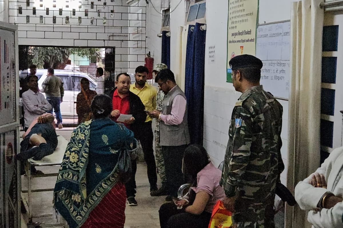 झारखंड: अनियंत्रित कार पेड़ से टकरायी, बिहार व गुजरात की दो महिलाओं की मौत, तीन लोगों की हालत गंभीर